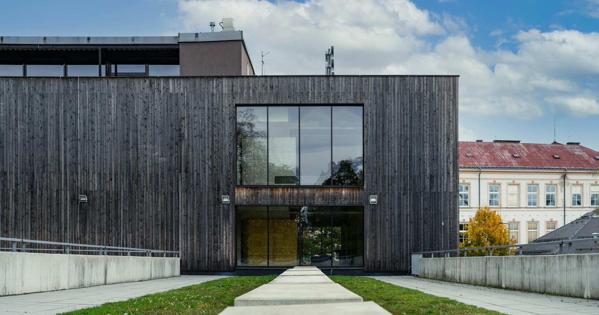 Duurzaam wonen met een glazen schuifwand in huis en tuin Is een brede glazen schuifwand een duurzame keuze
